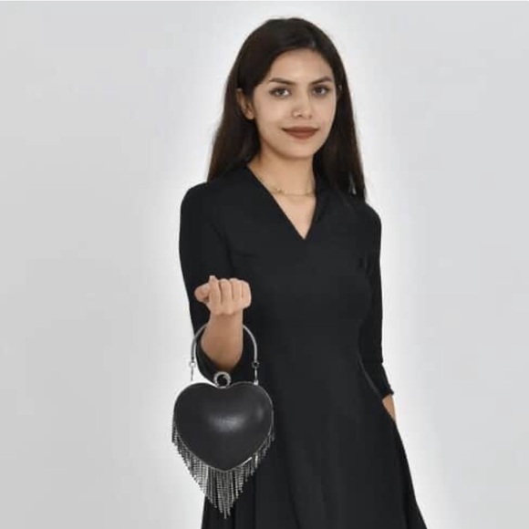 Heart Shape Austrian Crystal Clutch With Removable Shoulder Strap(Blk or silver) - Picture 12 of 16